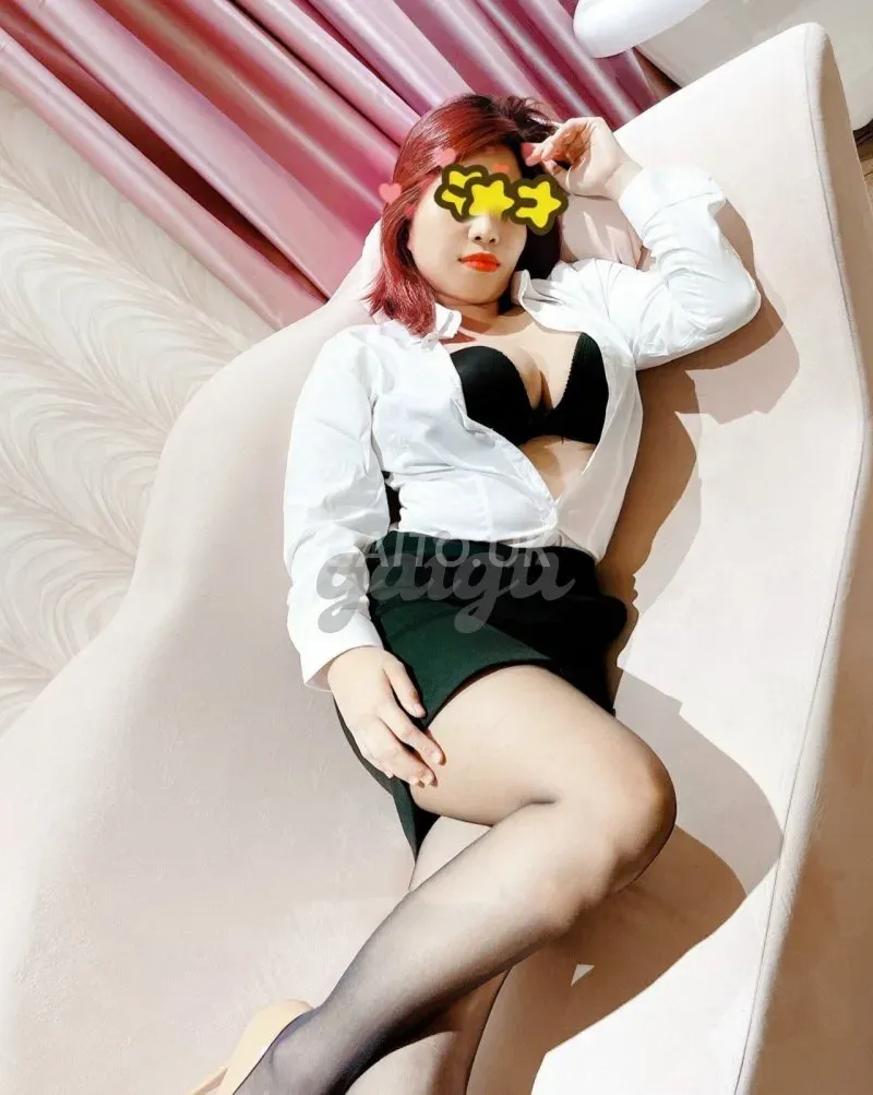 YẾN VY VÚ BAO TO SEXY VỚI CÁC BỘ ÁO COSPLAY GỢI DỤC