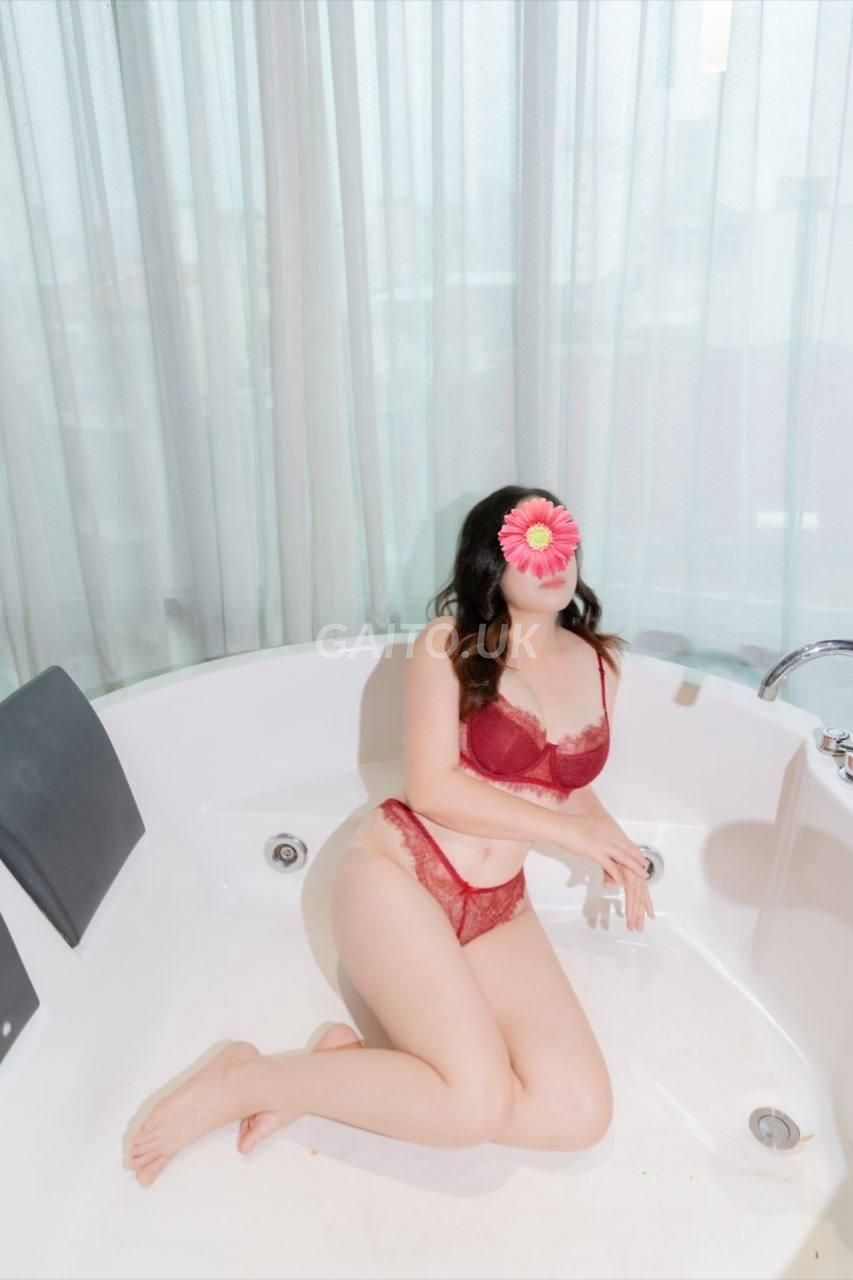 Thanh TRÚC - Vú to, Bướm múp, tận tình yêu chiều khách