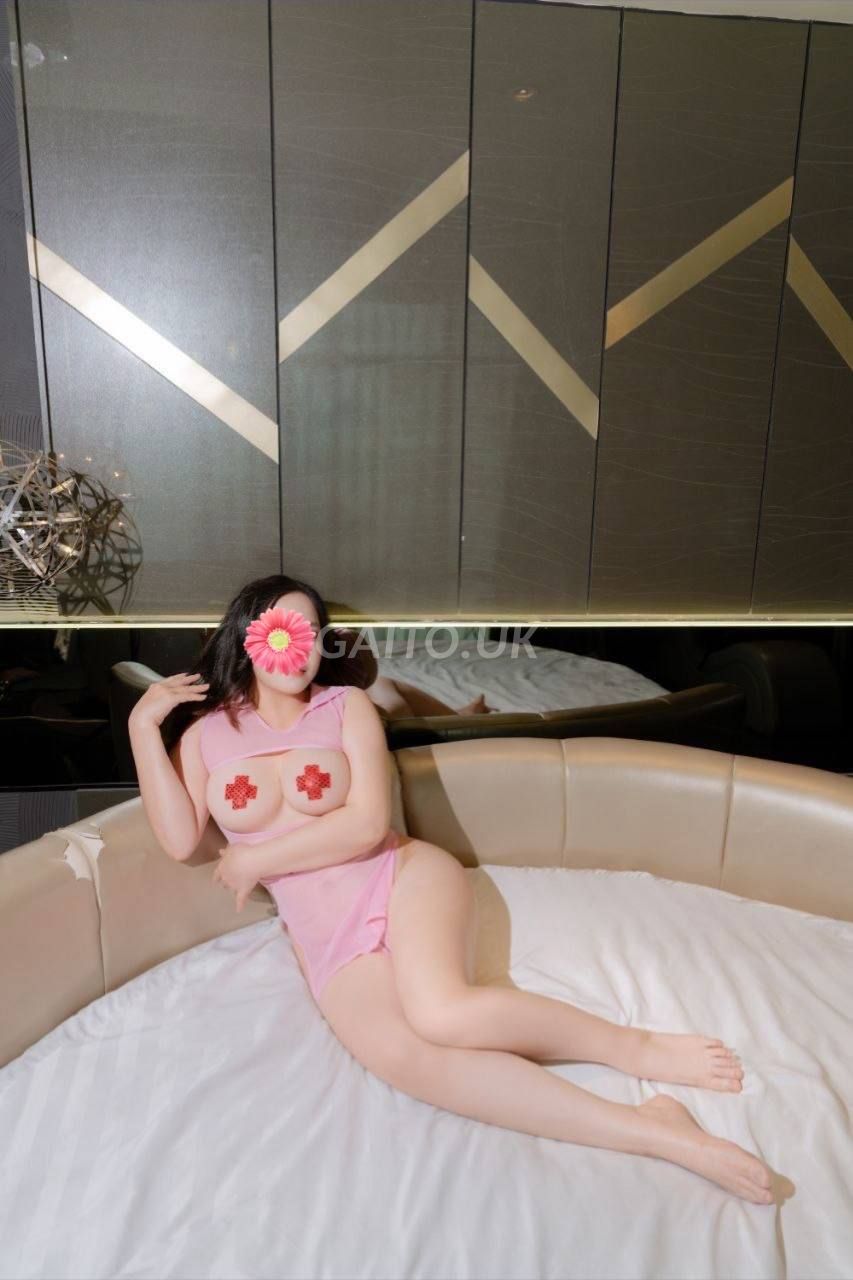 Thanh TRÚC - Vú to, Bướm múp, tận tình yêu chiều khách