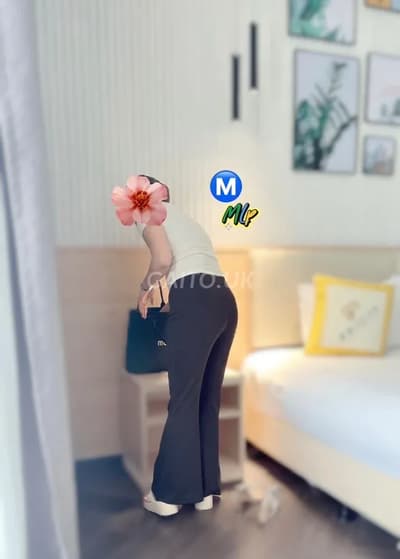 Ⓜ️ [ CA SĨ PHÒNG TRÀ ] Dâm .Mặt Xinh—Dáng Đẹp ( 会说中文 , can speak engs )