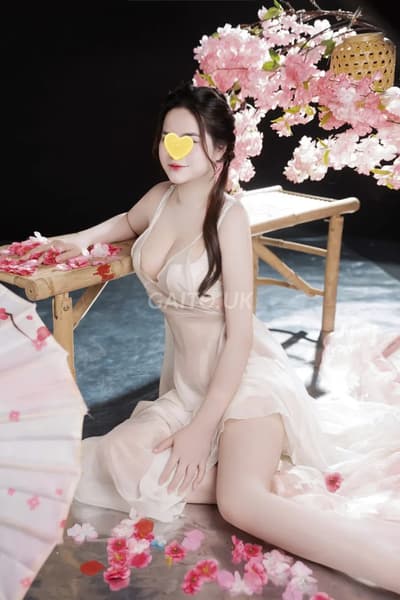 MON MON EM GÁI DỄ THƯƠNG VÚ TO MÔNG BỰ VỪA MỚI ĐI LÀM LẦN ĐẦU