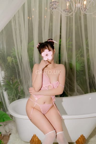 NEW PHƯƠNG NHI - XIN XẮN ĐÁNG YÊU CHIỀU KHÁCH