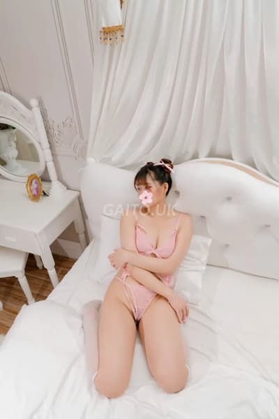 NEW PHƯƠNG NHI - XIN XẮN ĐÁNG YÊU CHIỀU KHÁCH
