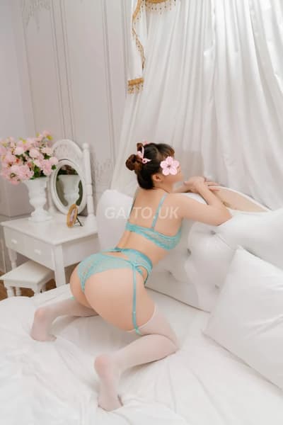 NEW PHƯƠNG NHI - XIN XẮN ĐÁNG YÊU CHIỀU KHÁCH