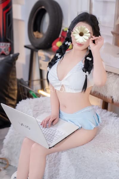 LY LY - CÔ NÀNG NHÍ NHẢNH HỒN NHIÊN CỰC DÂM