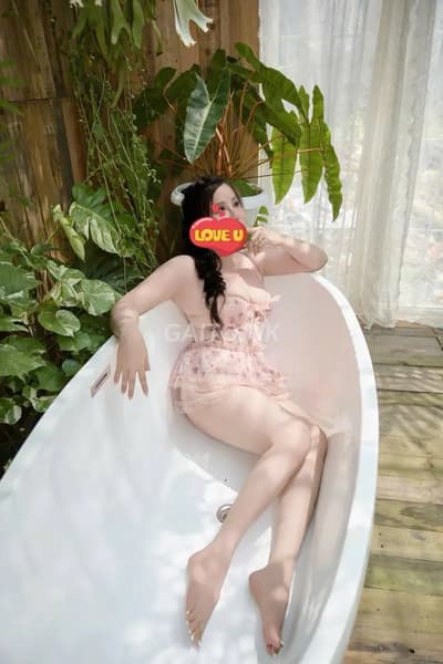 Phương Trang - Vú to'Bướm mướt, yêu chiều khách