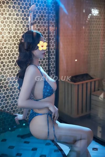 ÁI VY SIÊU PHẨM DÁNG CHUẨN 1M70 TÌNH CẢM