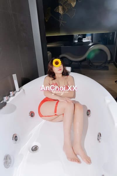 Thu BaBy nhiệt tình chiều khách