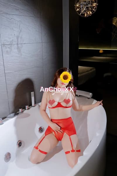 Thu BaBy nhiệt tình chiều khách