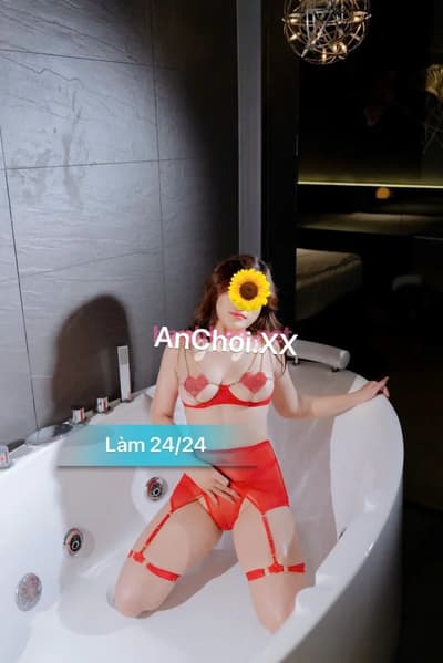 Thu BaBy nhiệt tình chiều khách