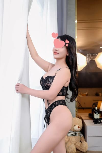 Ngọc Hân nhiệt tình chiều khách 