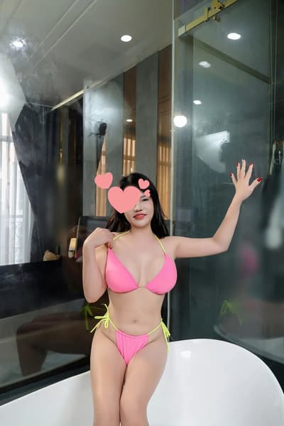 Ngọc Hân nhiệt tình chiều khách 