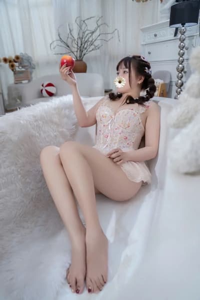 BÉ QUỲNH- EM GÁI NHÍ NHẢNH HỔN NHIÊN ĐÁNG YÊU