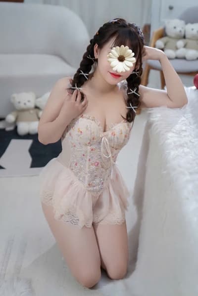 BÉ QUỲNH- EM GÁI NHÍ NHẢNH HỔN NHIÊN ĐÁNG YÊU