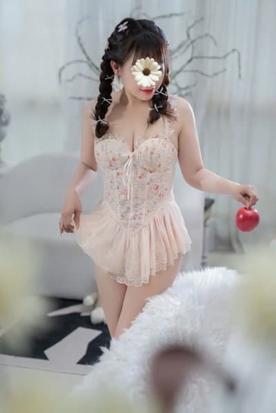 BÉ QUỲNH- EM GÁI NHÍ NHẢNH HỔN NHIÊN ĐÁNG YÊU