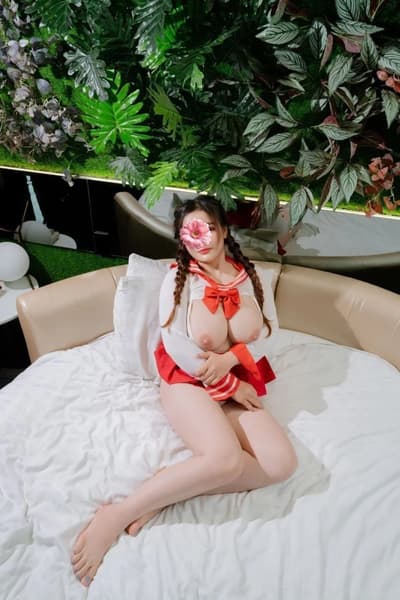 YẾN THƯ VÚ TO VÔ ĐỐI, EM CHIỀU KHÁCH, NGOAN HIỀN