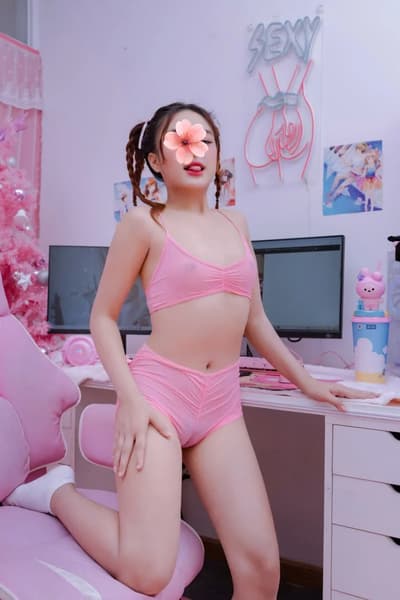 Diệu Nhỉ cô bé sinh năm 2007 lần đầu tiên bươc chân vô nghề