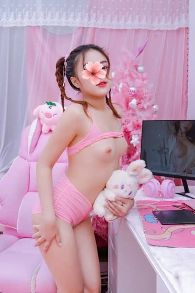 Diệu Nhỉ cô bé sinh năm 2007 lần đầu tiên bươc chân vô nghề