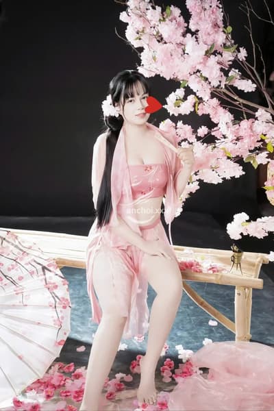 MINH THƯ_XINH DÂM PHỤC VỤ VUI VẺ