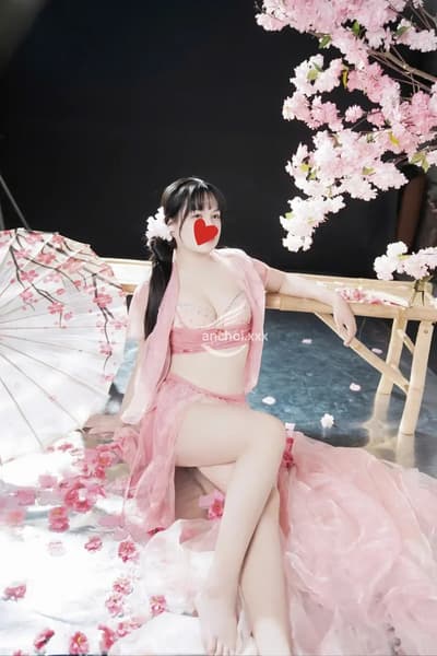 MINH THƯ_XINH DÂM PHỤC VỤ VUI VẺ