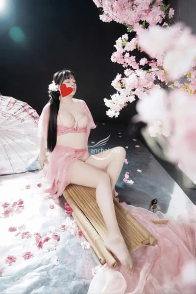 MINH THƯ_XINH DÂM PHỤC VỤ VUI VẺ