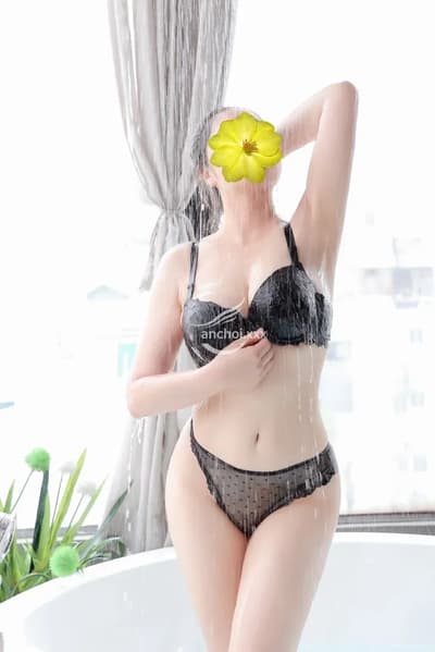 Khánh Vân - Vú to, mông cong, dáng ngon hấp dẫn.