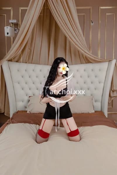 Như Ý_ Gái xinh chiều khách, body gợi cảm