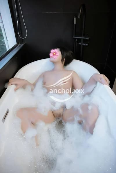 Bé Kem Cô Nàng Dâm Dãng , Chiều Khách 