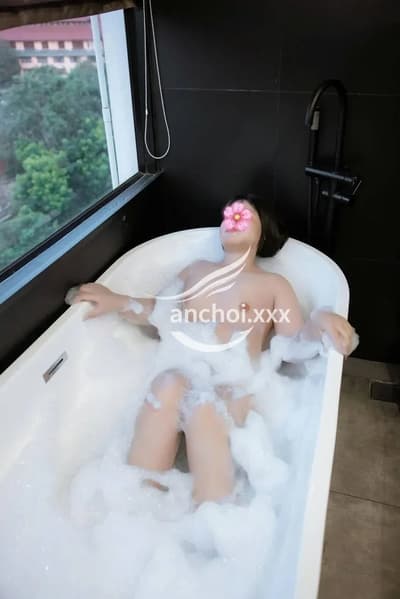 Bé Kem Cô Nàng Dâm Dãng , Chiều Khách 