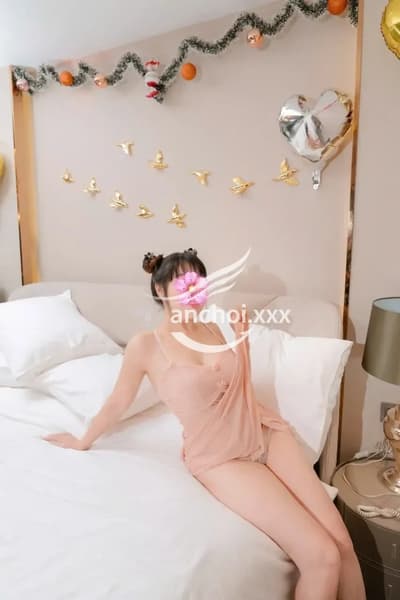 DÂM NỮ KIM NGÂN CHIỀU CHUỘNG KHÁCH
