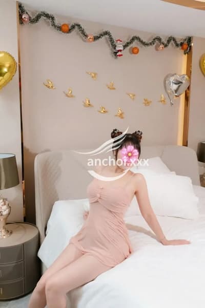 DÂM NỮ KIM NGÂN CHIỀU CHUỘNG KHÁCH