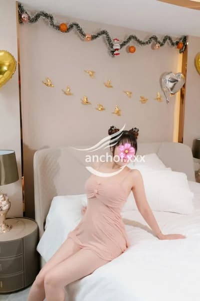 DÂM NỮ KIM NGÂN CHIỀU CHUỘNG KHÁCH