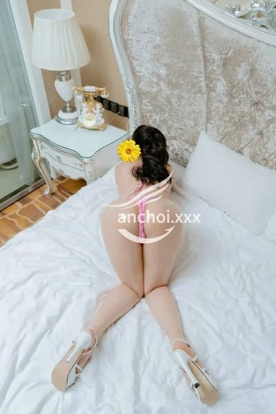 QUỲNH ANH EM GÁI XINH, DÁNG ĐẸP,BÍM ƯỚT ÁT,HÀNG THẬT