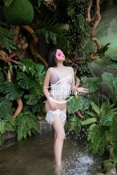 NEW BÉ TRINH DÁNG CAO DA TRẮNG,NGOAN HIỀN CHIỀU KHÁCH