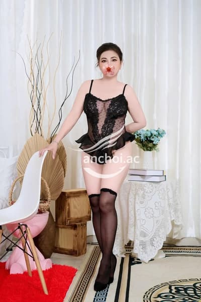 Nhã Uyên chiều khách tới bến