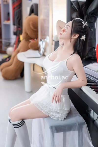 LyNa trẻ trung xinh xắn chiều khách