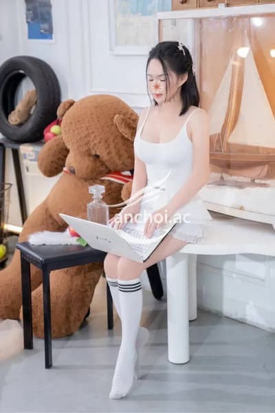 LyNa trẻ trung xinh xắn chiều khách