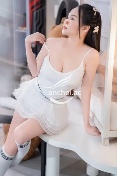LyNa trẻ trung xinh xắn chiều khách
