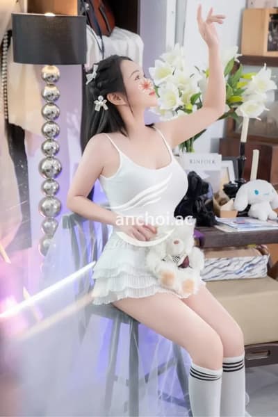 LyNa trẻ trung xinh xắn chiều khách
