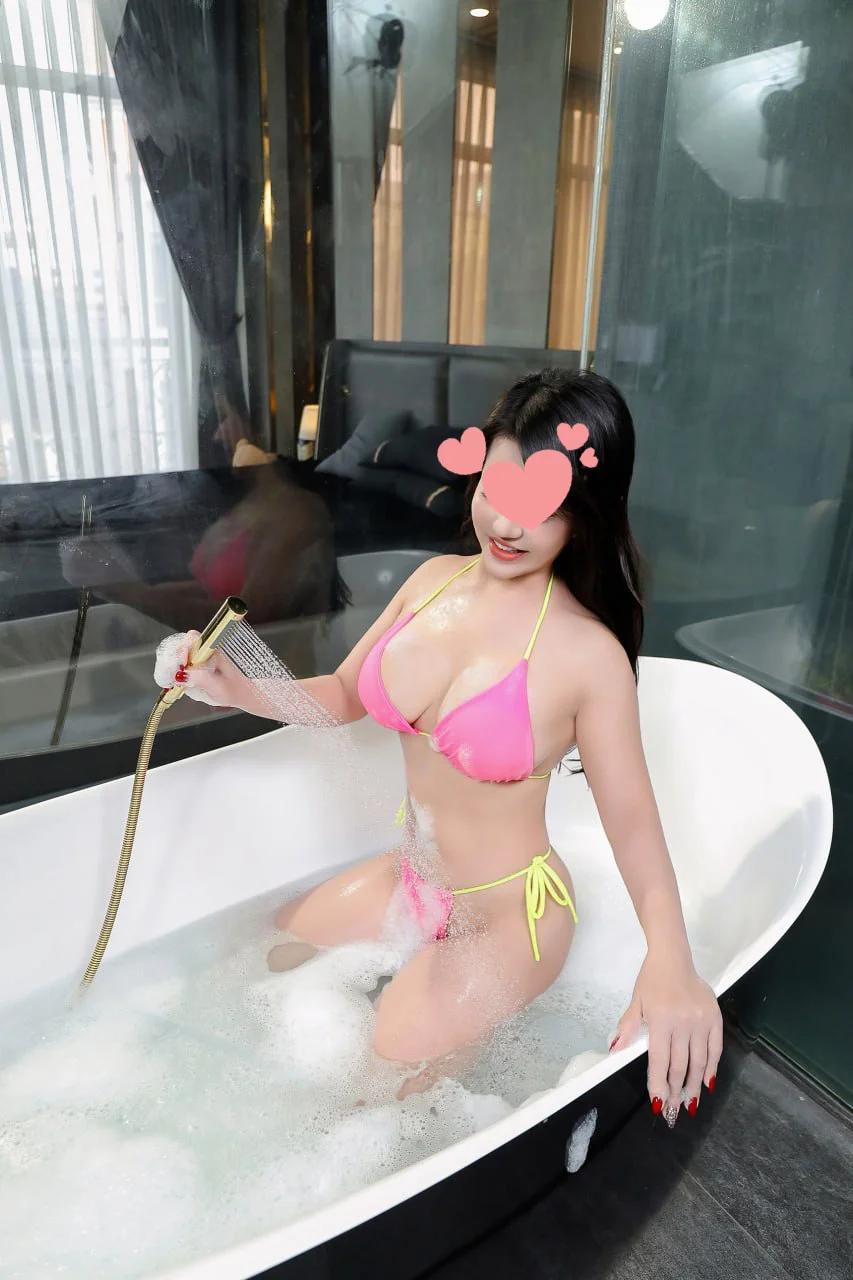 Ngọc Hân nhiệt tình chiều khách 