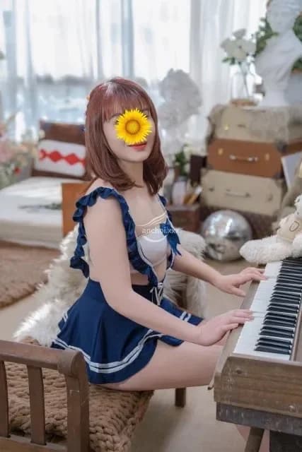 THÚY AN EM GÁI HAY CƯỜI THÂN THIỆN NHẸ NHÀN NHIỆT TÌNH