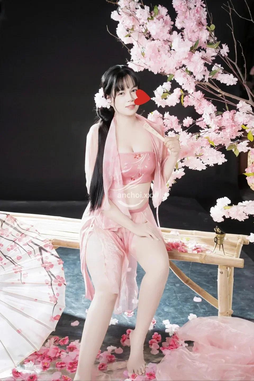 MINH THƯ_XINH DÂM PHỤC VỤ VUI VẺ
