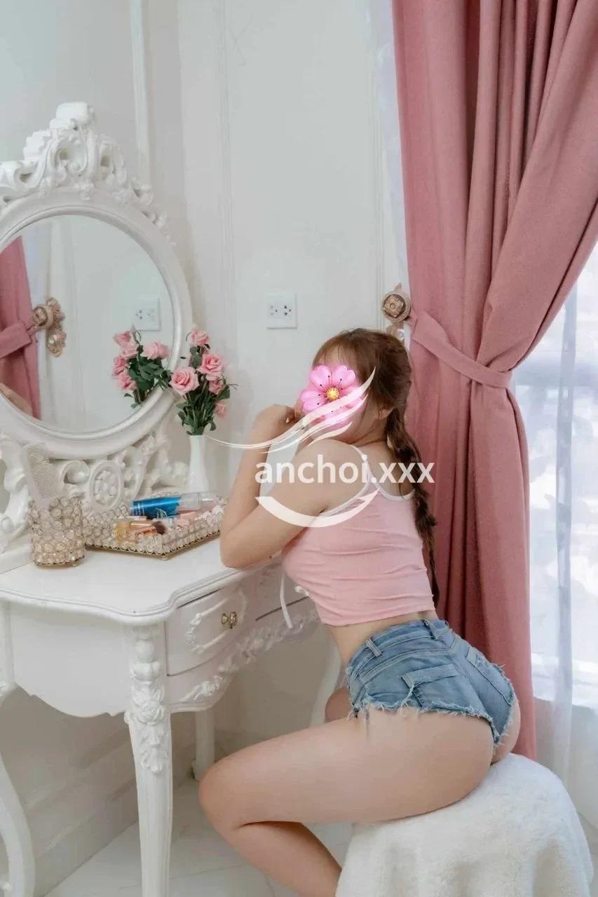 DÂM NỮ KIM NGÂN CHIỀU CHUỘNG KHÁCH