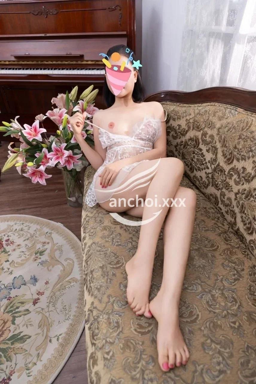 Tuệ Lâm - Hot girl tình cảm, chiều khách hết mình.