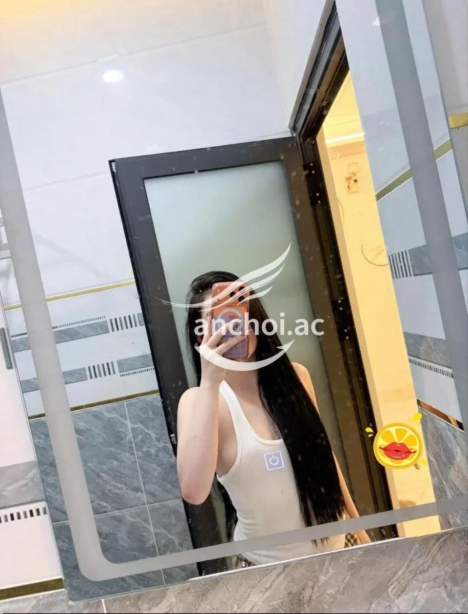 NEW BÉ TRINH DÁNG CAO DA TRẮNG,NGOAN HIỀN CHIỀU KHÁCH