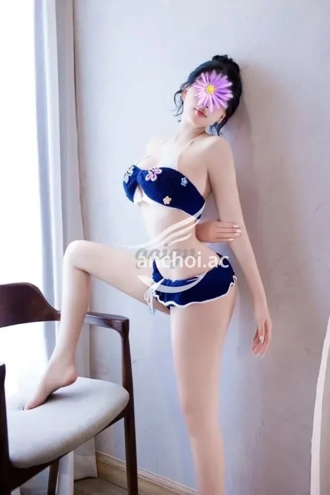 Nhã Uyên xinh non tơ