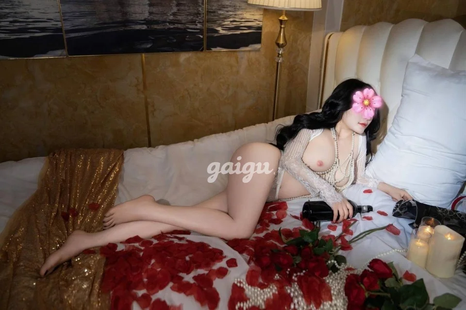 KHÁNH LINH - NGỰC NỞ MÔNG CONG BÍM MÚP CHIỀU KHÁCH [28902]