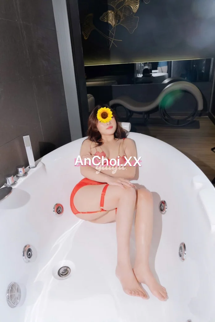 Thu BaBy nhiệt tình chiều khách 