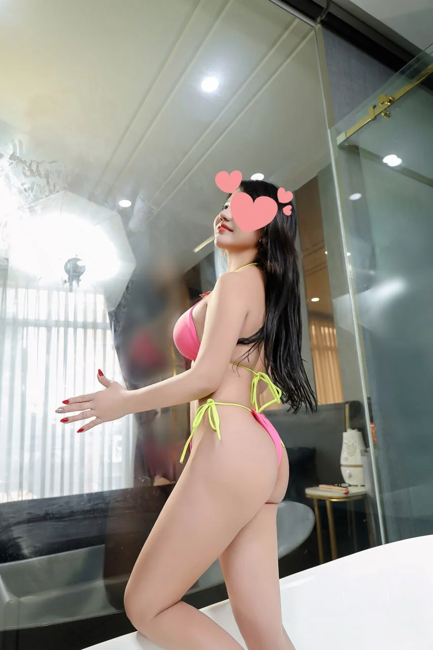 Ngọc Hân nhiệt tình chiều khách 