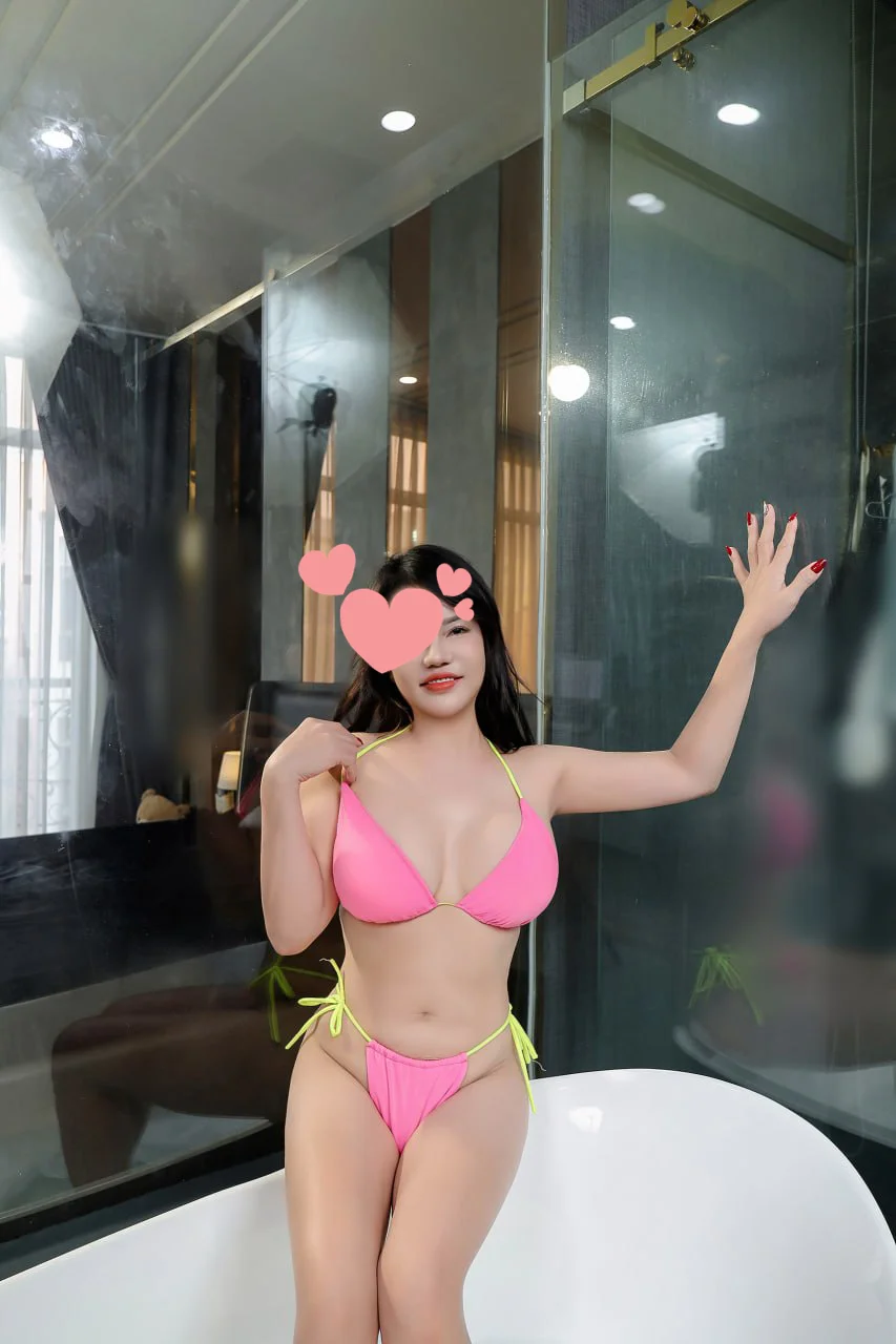 Ngọc Hân nhiệt tình chiều khách 